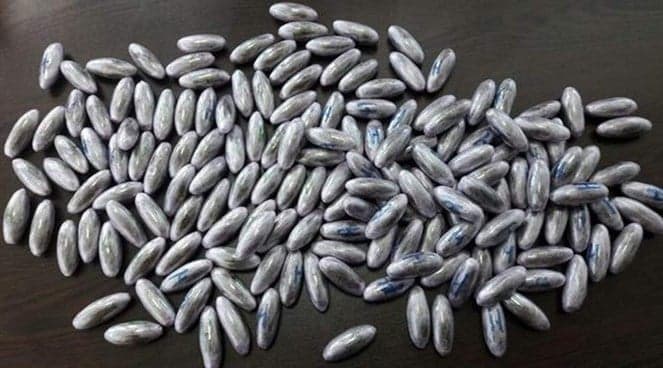 ابتلاع كبسولات كوكايين وتهريبها عبر المطار