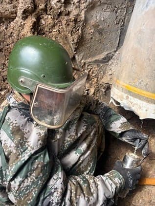 tayyar.org - Unexploded rockets and bombs being disarmed