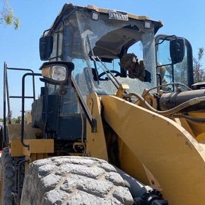 Israeli strikes Lebanese bulldozer at Al-Mansouri