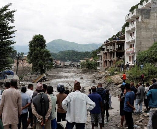 Nepal quake causes 800+ deaths and rescue efforts continue