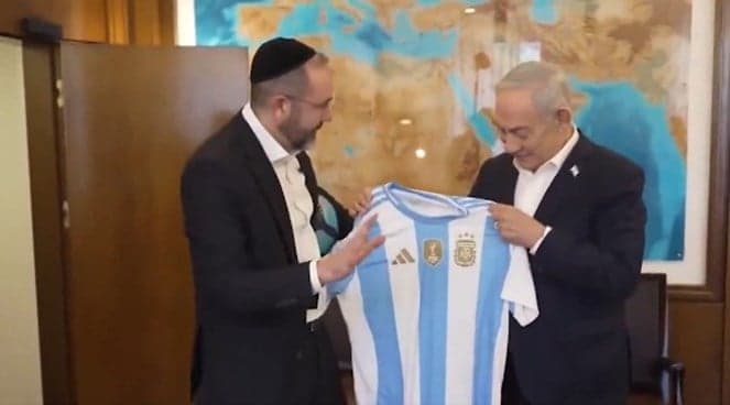 نتنياهو والسفير الأرجنتيني وكرة القدم