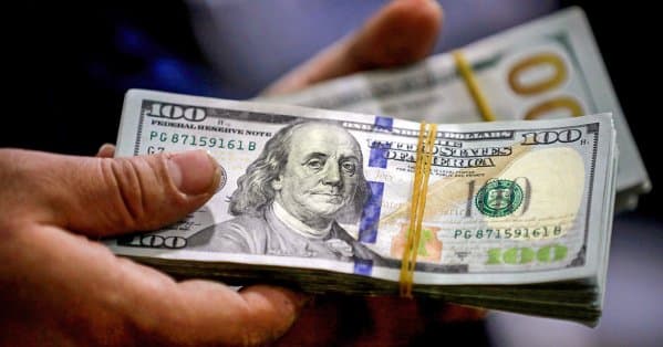 ارتفاع الدولار وسط تجدد الهجمات في الشرق الأوسط وإغلاق مضيق هرمز