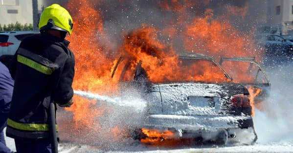 إخماد حريق بسيارة في منزل بصدد