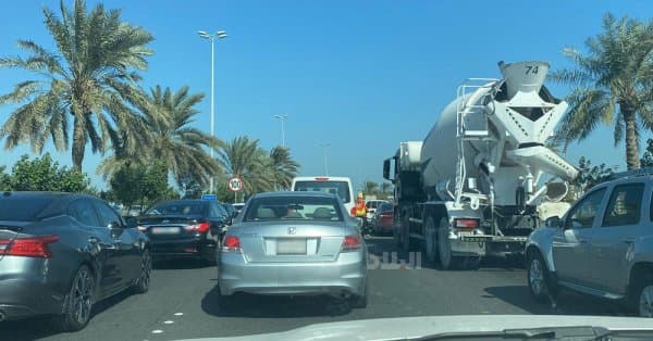 حادث يسبب ازدحامًا على شارع الشيخ عيسى بن سلمان