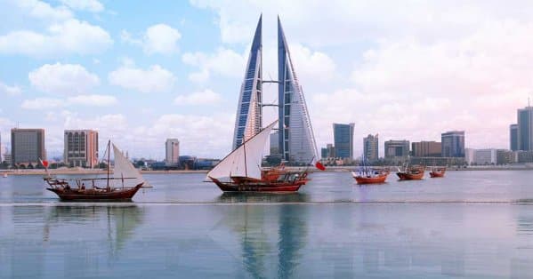 طقس حار نهاراً ورطب ليلاً في البحرين