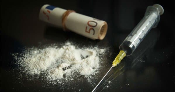 مقيم عربي مرتبط بشبكة مخدرات يوقع