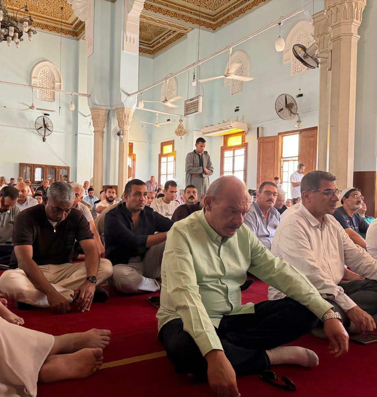 محافظ السويس يؤدي صلاة الجمعة في مسجد المعهد الديني بمنطقة الملاحة بحي السويس