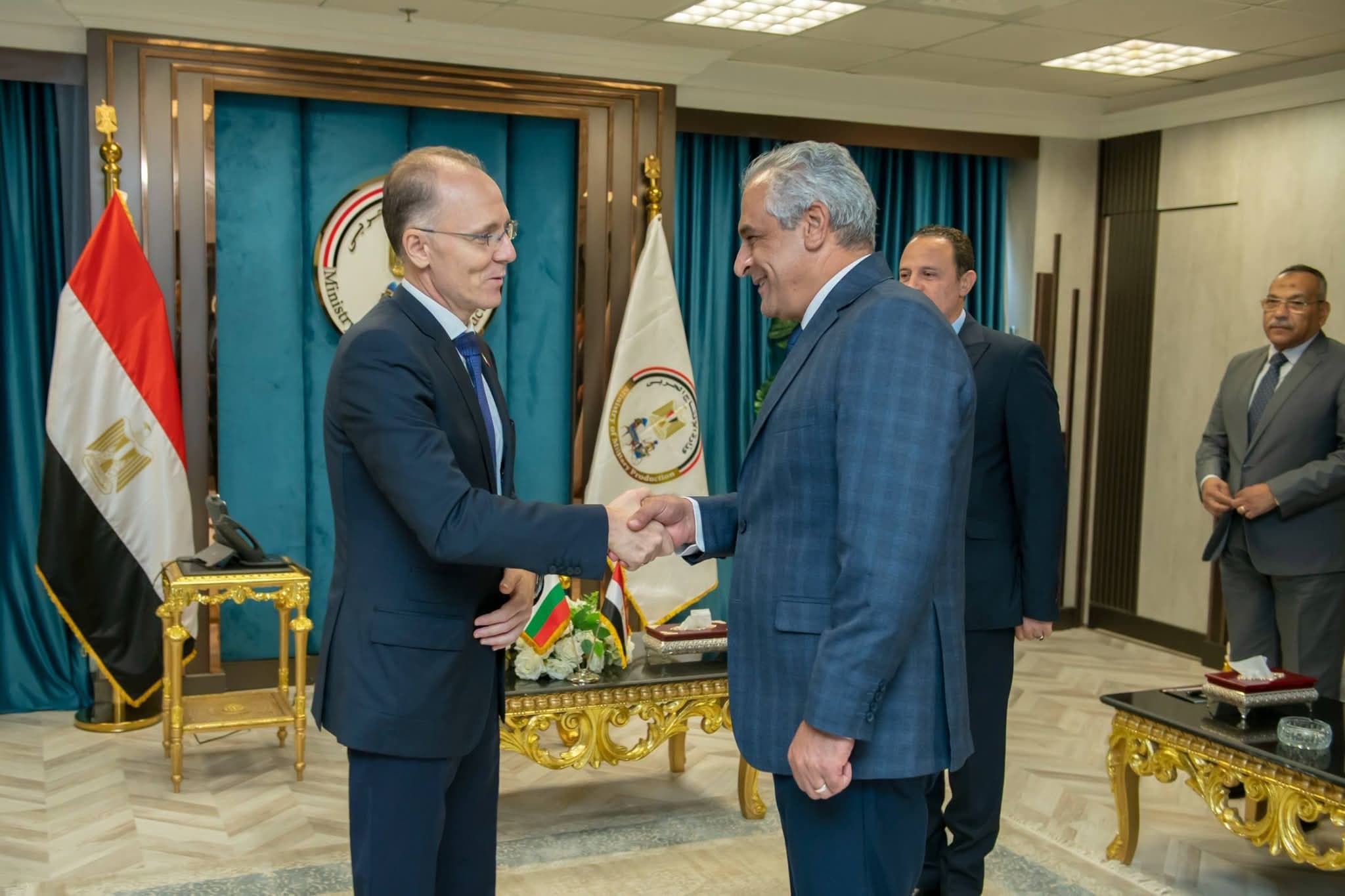 وزير الإنتاج الحربي يناقش التعاون مع السفير البلغاري