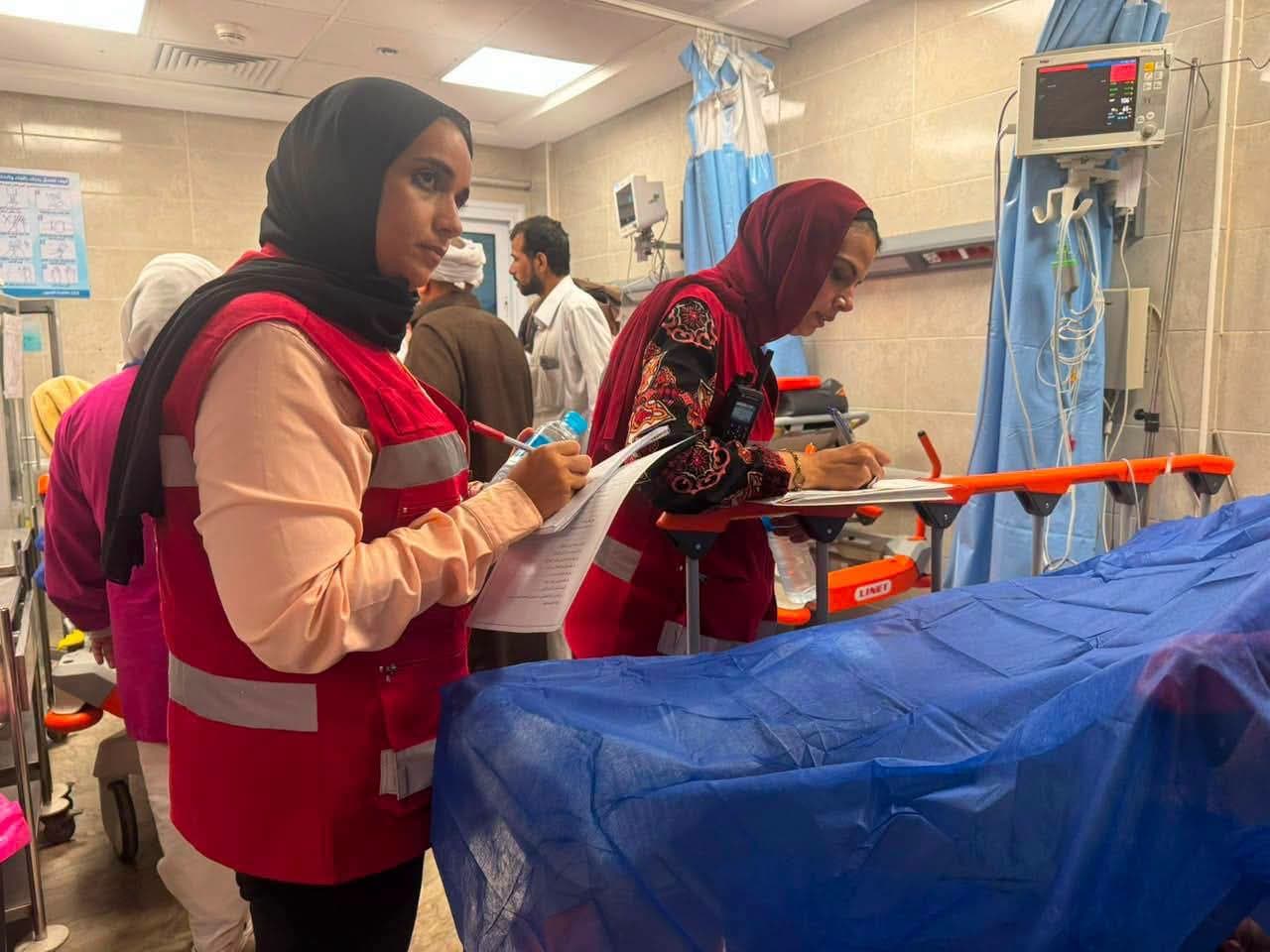Egyptian Red Crescent aids Ismailia collision families