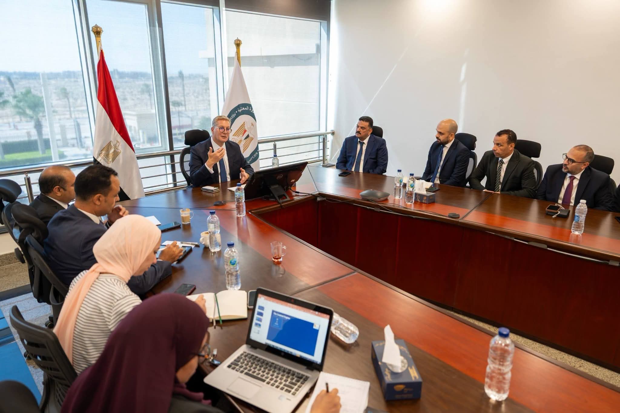 وزير البترول يركز على صناعة التعدين