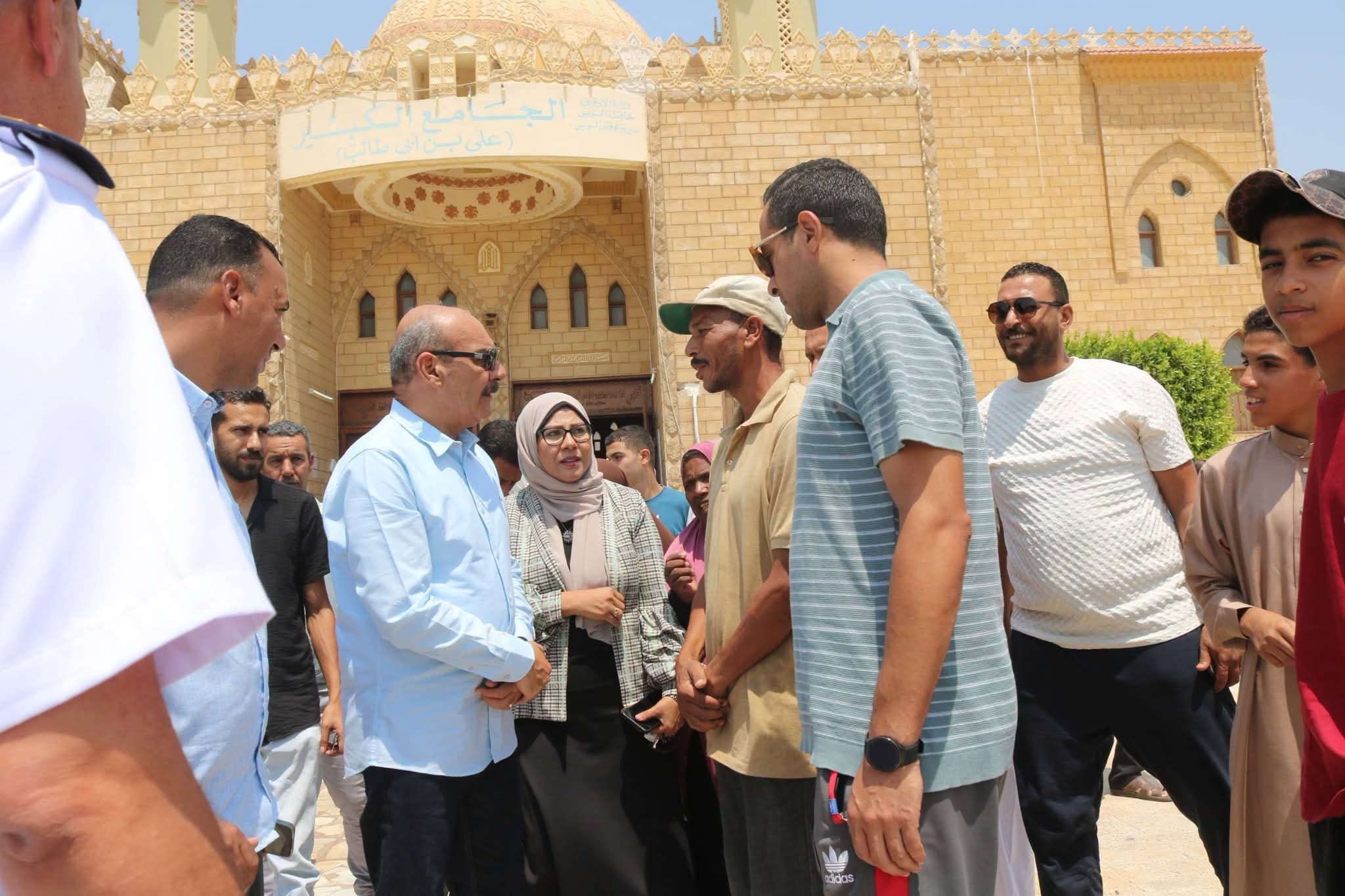 Suez governor attends Faisal prayers