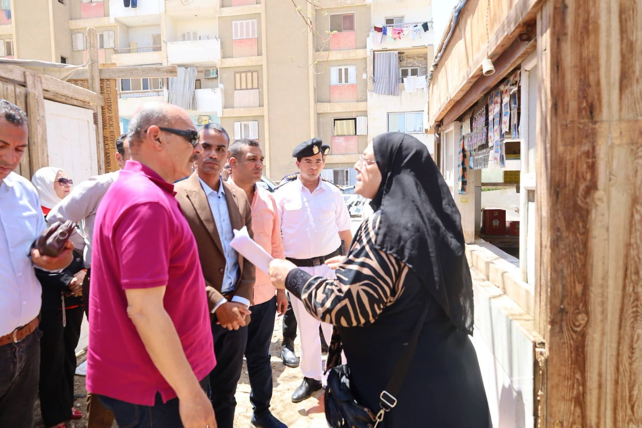 محافظ السويس يوجه فحص شكوى مواطنة في العبور