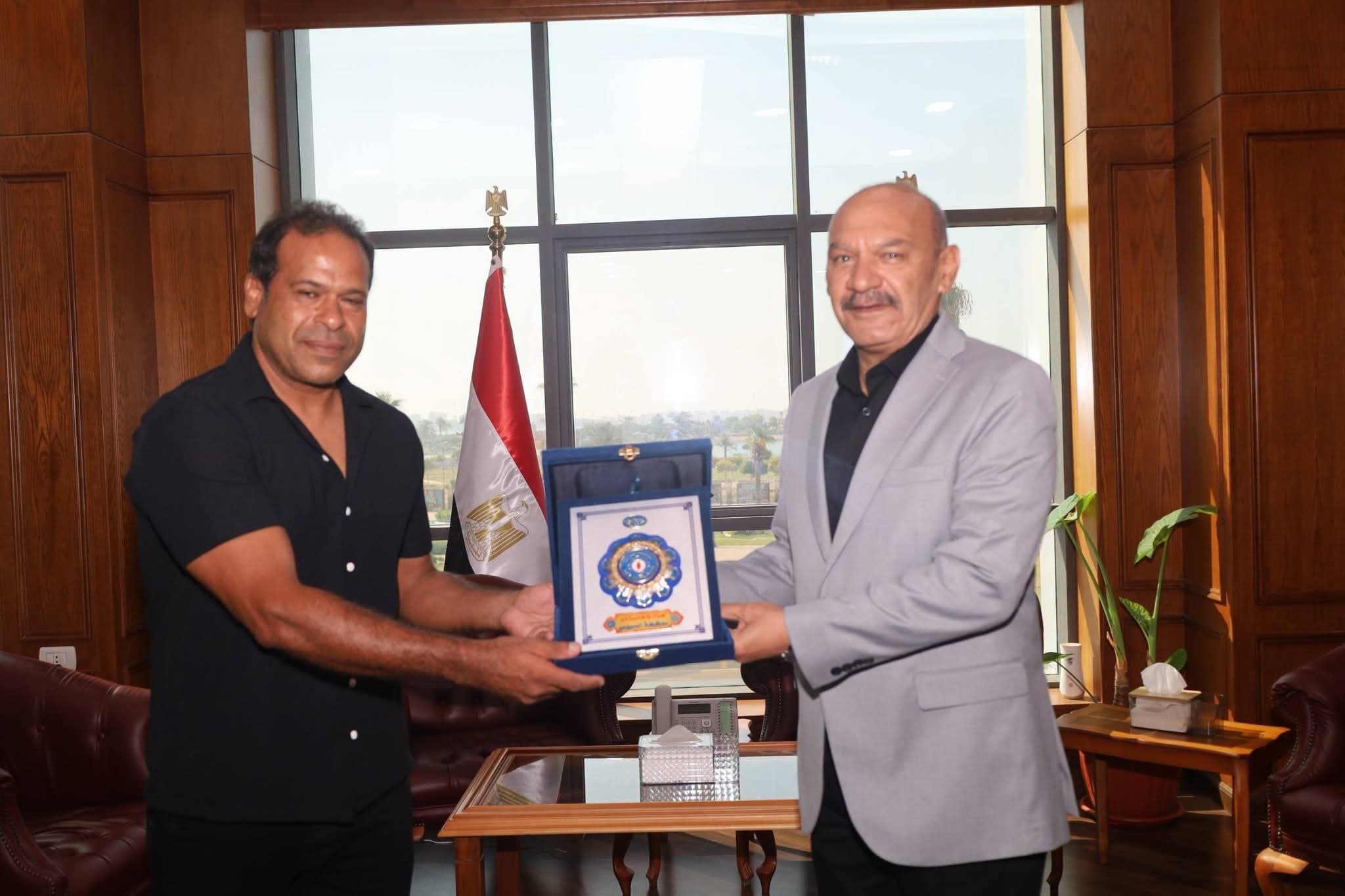 Suez Governor awards citizen for child rescue