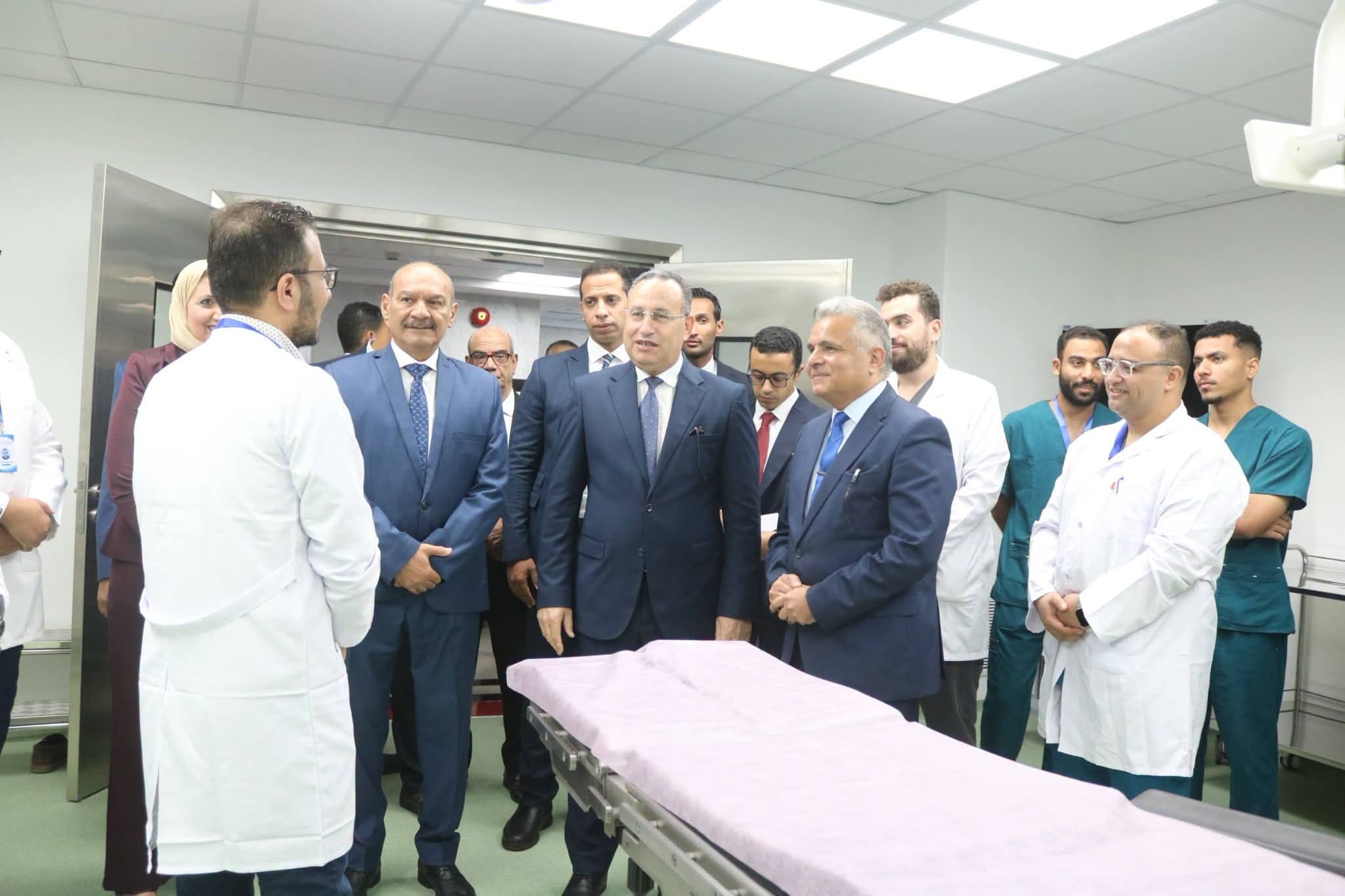 تفقد المستشفى الجامعي بالسويس