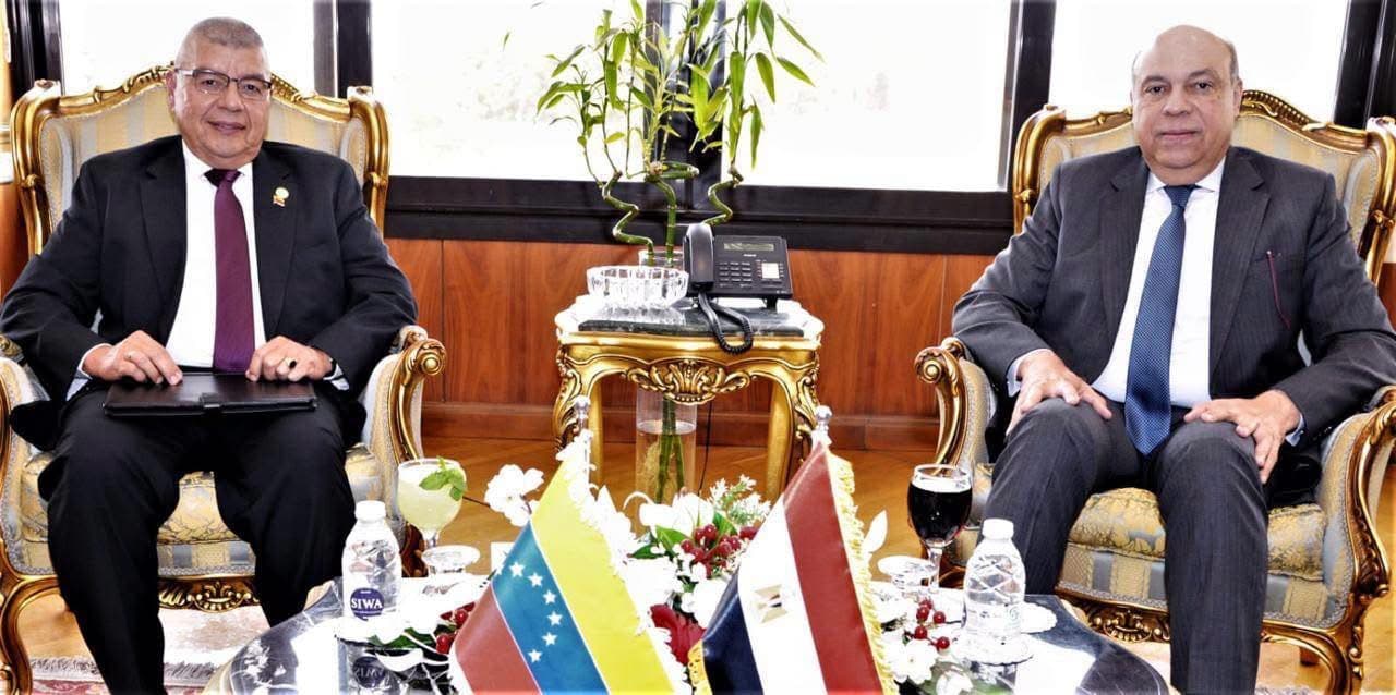 وزير الطيران يناقش التعاون مع سفير فنزويلا