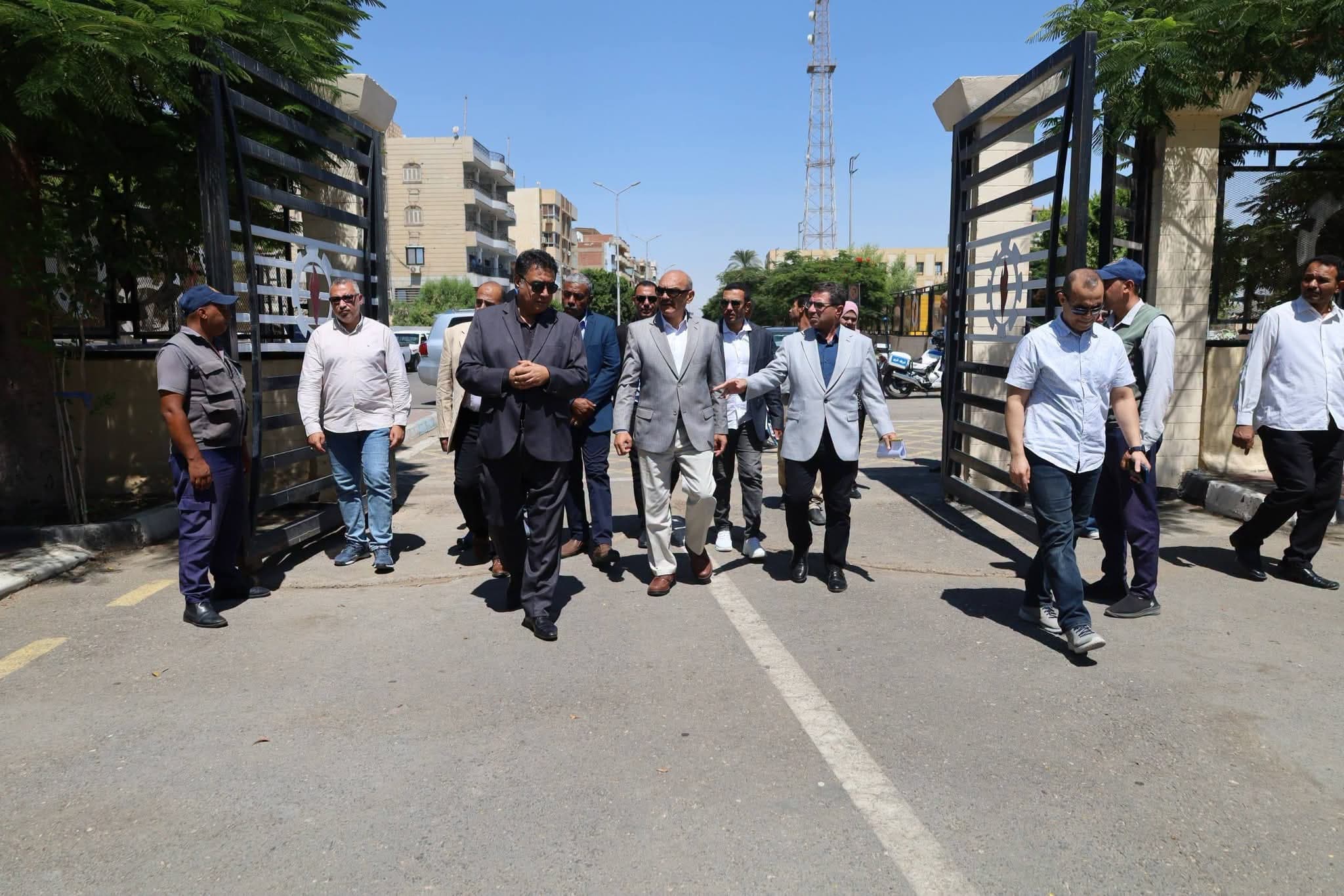 محافظ السويس يتفقد بورتوفيق والسوايسة لتعزيز سياحة اليوم الواحد