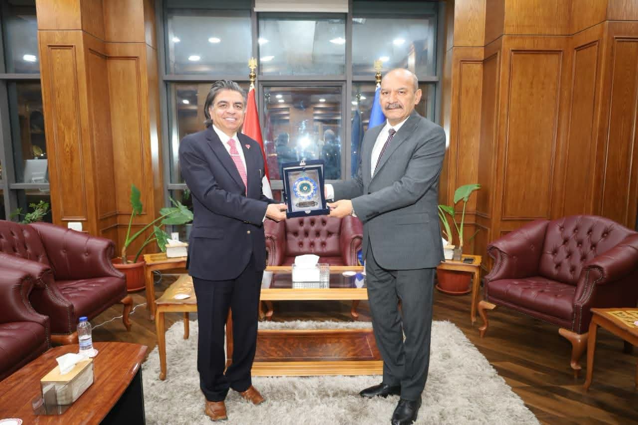 Suez governor awards Dr. Gamal Shaaban