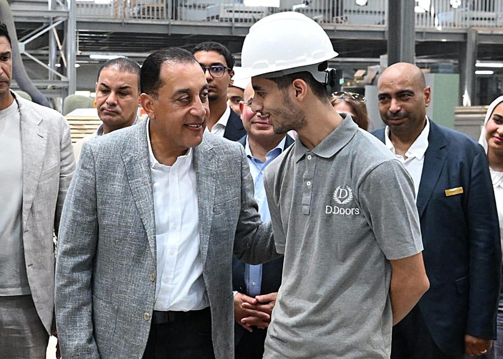 رئيس الوزراء يفتتح مصنع ديزاينى دورز في السويس