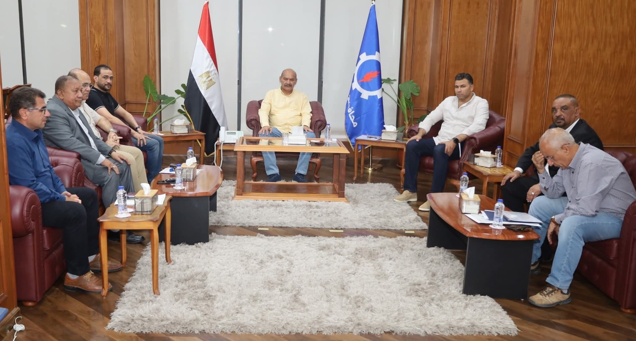 محافظ السويس يناقش مطالب المواطنين