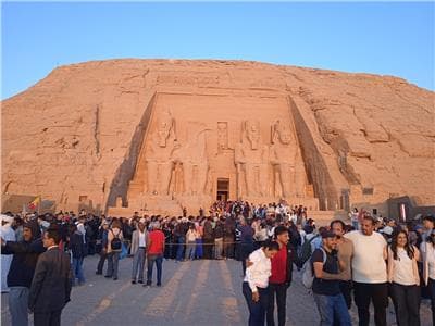 7 آلاف يشاهدون تعامد الشمس على رمسيس الثاني في أبو سمبل