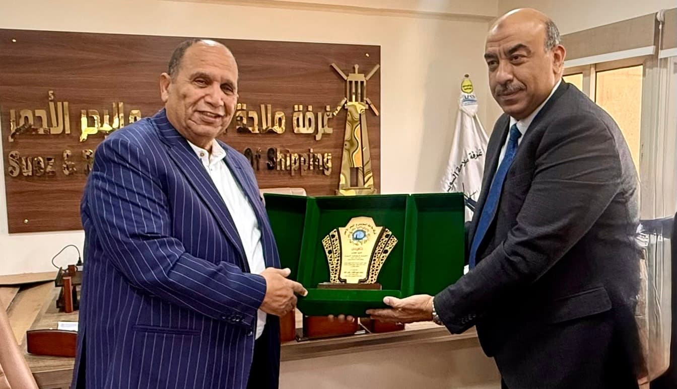 غرفة ملاحة السويس تكرم أحمد شحاتة