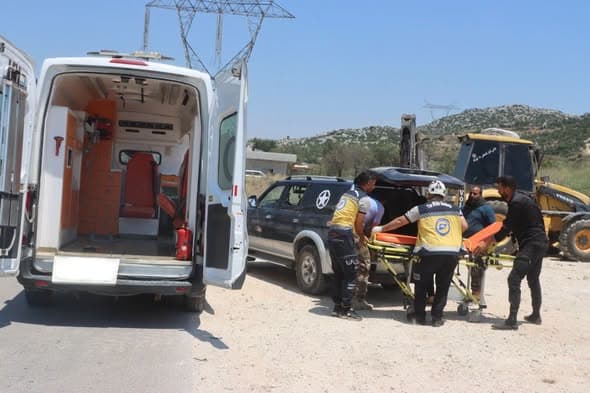 وفاة شخصين بانفجار لغم أرضي على جرار زراعي في إدلب