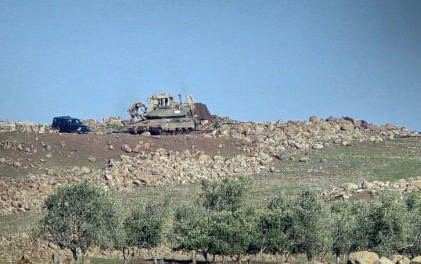 إسرائيل تقصف تل الأحمر الشرقي