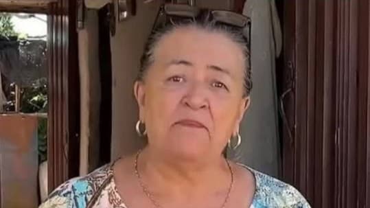 سيدة كولومبية تبيع أسرار حيها لشراء منزلين