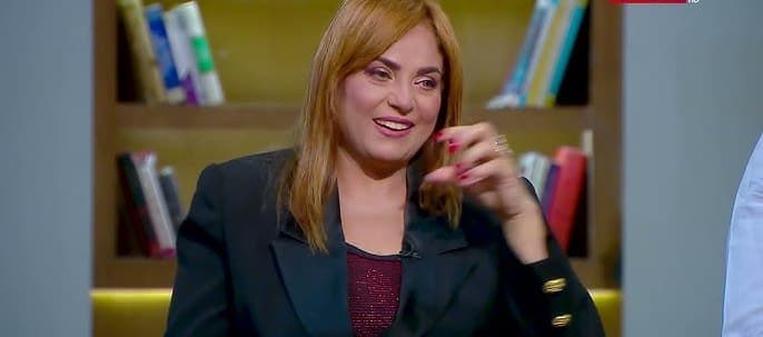 ممثلة مصرية تتهم مطعما بوجود ديدان