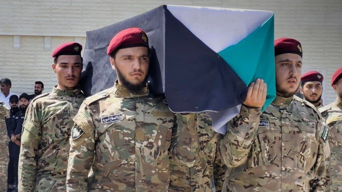 تشييع 11 عسكرياً لقضوا في انفجار دير الزور