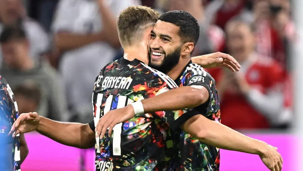 Bayern Munich leads after dominant win