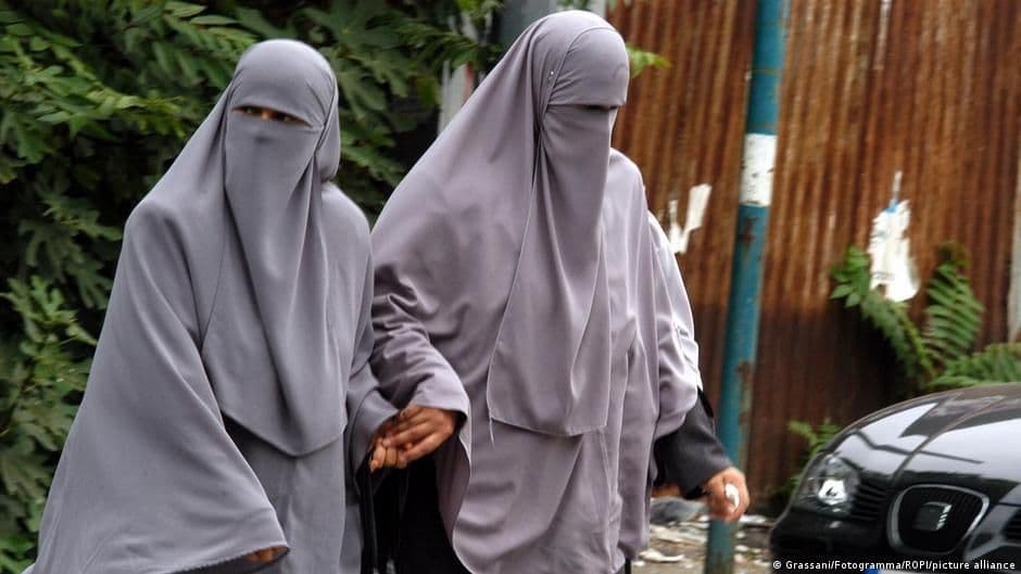 إسبانيا تمنع البرقع والنقاب