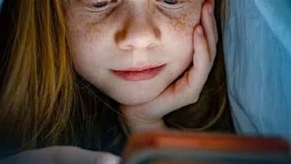 خبيرة إرشاد تحذر من تأثير السوشيال ميديا على صحة الأطفال