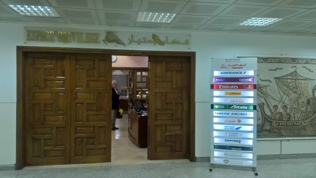 فرنسا تتراجع في خدماتها بتونس