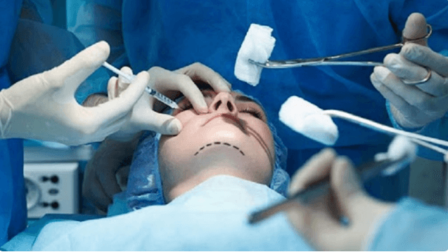 عمادة الأطباء تؤكد استمرار الطب التجميلي كنشاط طبي