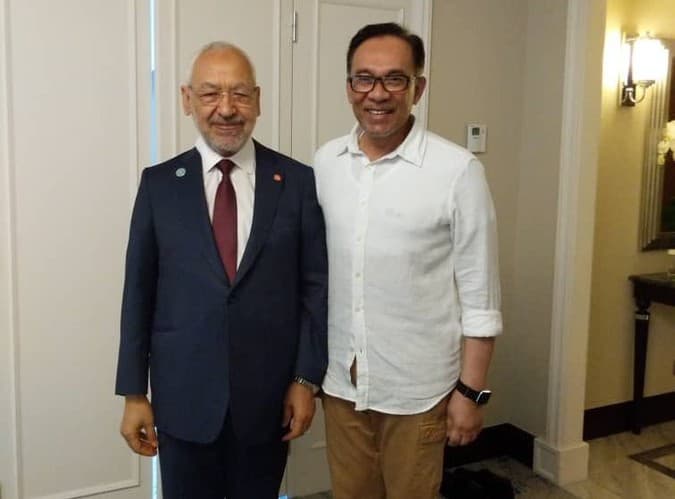 ماليزي يدعو قيس سعيد لإطلاق الغنوشي
