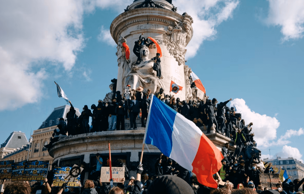 Tunisie Telegraph: Woman burning French flag during protests