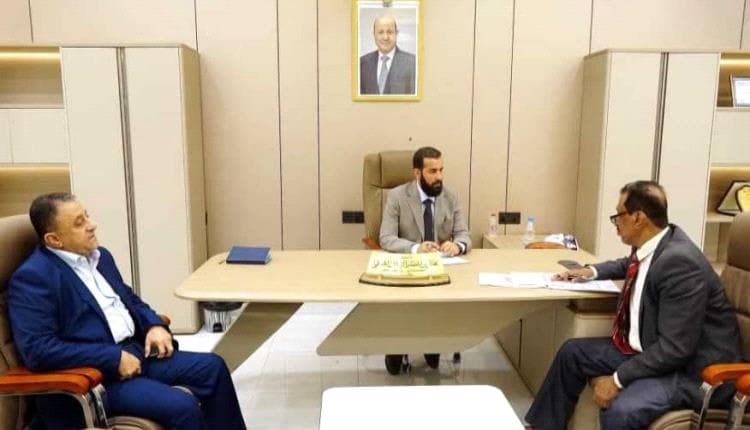 اجتماع بمحافظة أبين يُطالب بتحسين التحصيل وتوفير الإنفاق