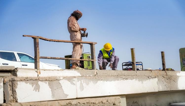 شيخ والعقربي يطلقان عمل صيانة جسر عدن