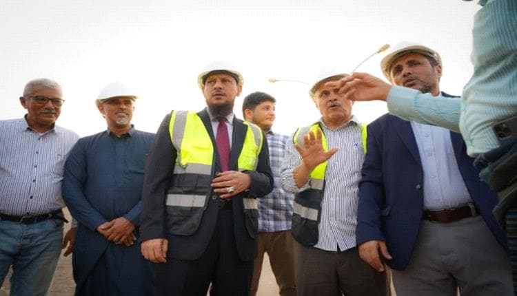 محافظ عدن يطلق أعمال تأهيل طريق البريقة بئر أحمد
