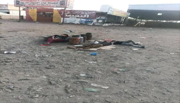 أطفال ينامون على التراب أمام محطة الغاز