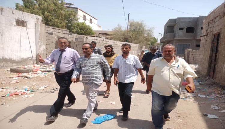 مدير خورمكسر يناقش مشاريع الصرف والرصف