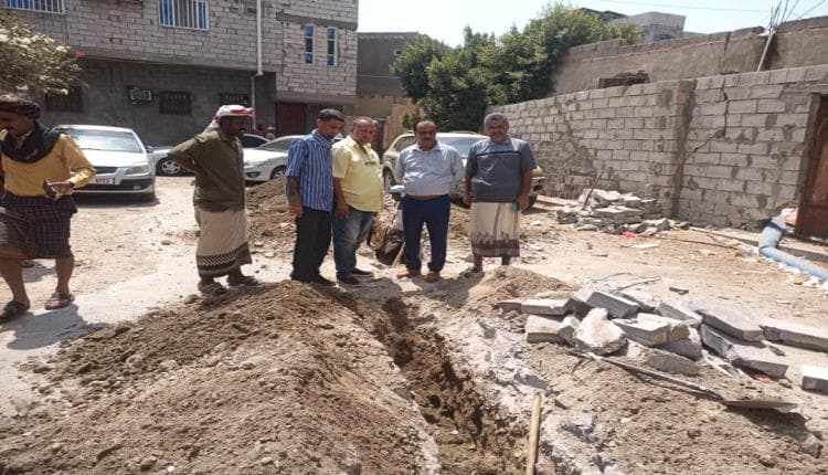 مدير خورمكسر يواصل استبدال خط الصرف الصحي في حي القاعدة