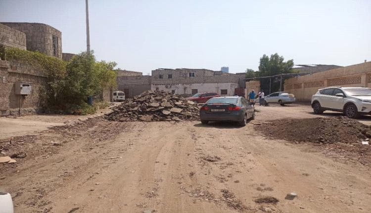 مدير خورمكسر يطلع على صيانة حي السفارات