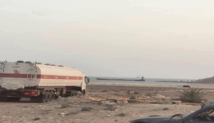مسلحون يسيطرون على ناقلة نفط قرب المكلا
