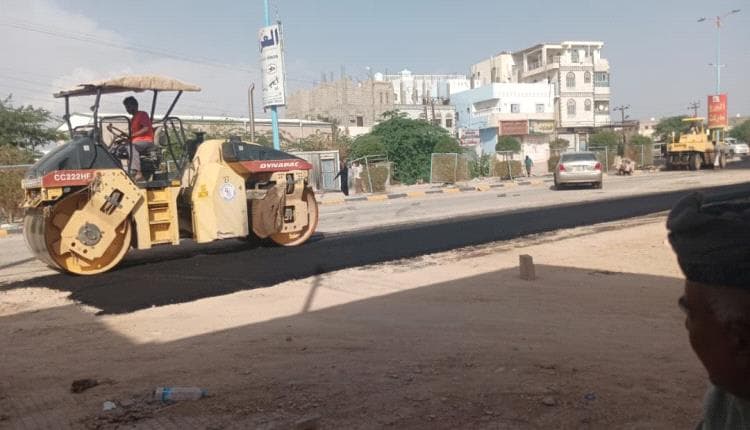 تواصل أعمال سفلتة شوارع شبوة