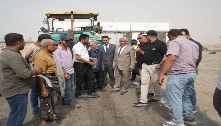 رئيس صندوق الطرق يفتتح أعمال الأسفلت في أبين