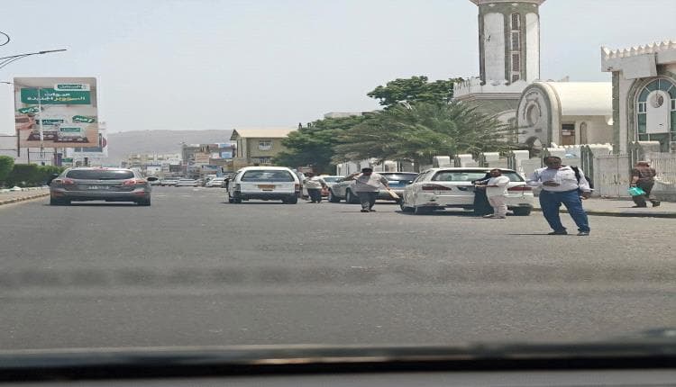ازدحام المواطنين في عدن بسبب أزمة الغاز