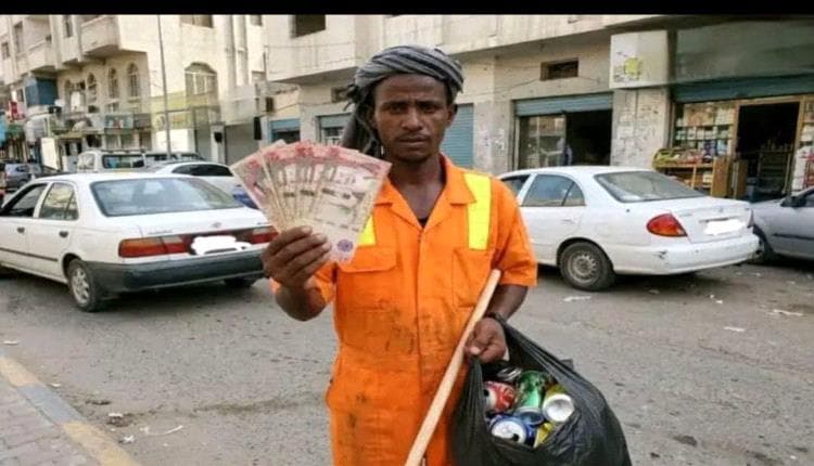 عامل نظافة في عدن يظهر الأمانة