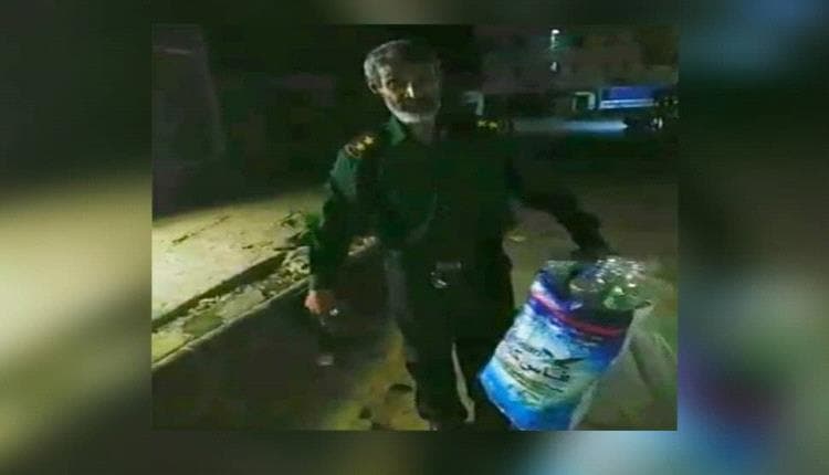 نقيب في البحث يجمع المياه لدعم أسرته